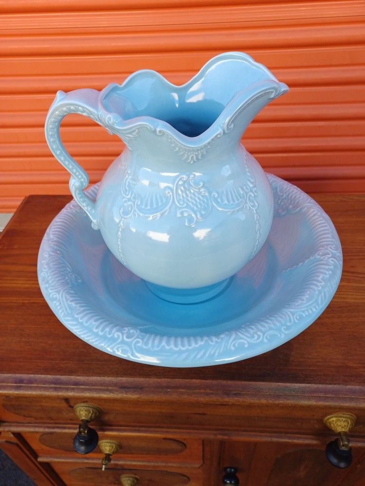Gorgeous Arnel's Baby Blue pitcher and bowl.
