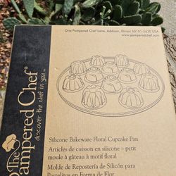 Pampered Chef New Silicone Baking Flower Pan