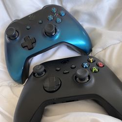 2 XBOX ONE CONTROLLERS