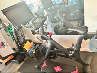 Peloton bike+ bought in 2022, hardly used, great condition