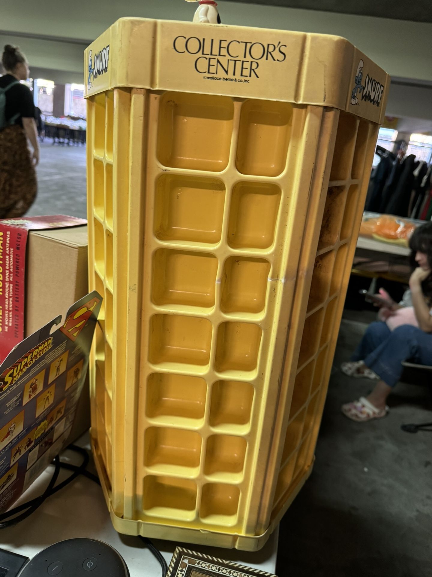 VINTAGE SMURF FIGURE COLLECTOR'S CENTER CORNER DISPLAY CASE