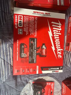 Milwaukee M18 subcompact  1/4 inch impact driver kit