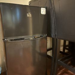3.2 Cu Ft Mini Fridge With Freezer