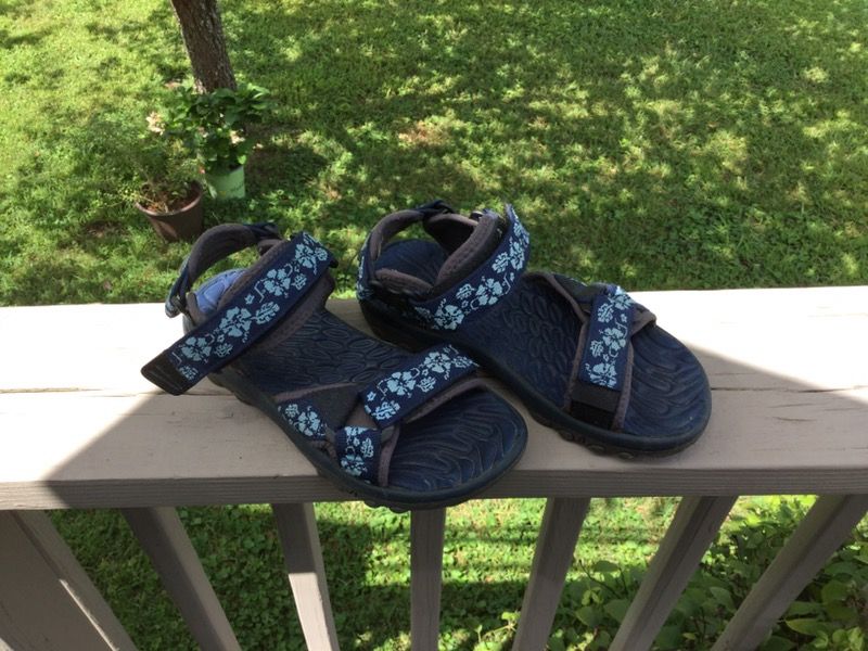 Woman's sandals size 6