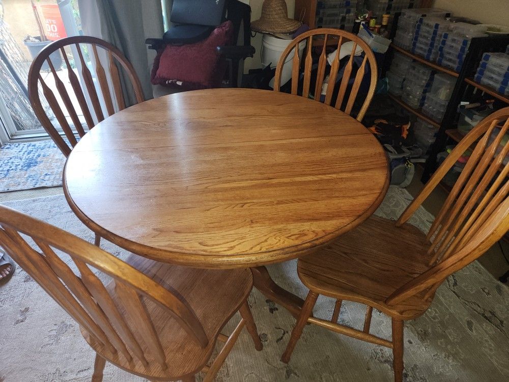 ROUND TABLE & CHAIRS (OAK)