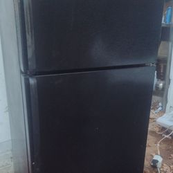 BLACK SPACE SAVER REFRIGERATOR IN MINT CONDITION 