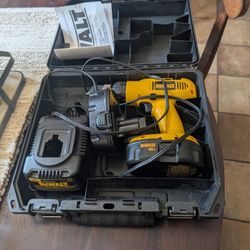 DeWalt 18v Drill 2 Batteries Charger Case 