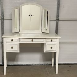White Vanity Desk Table With Tri Fold Mirror Excellent Condition