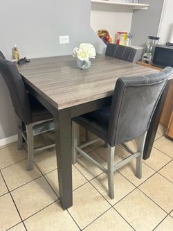 Wood table On good conditions