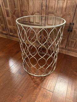 Round metal nesting table