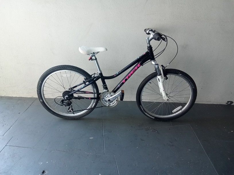 BICYCLE TREK 21 SPEED SIZE 24 BRAND NEW