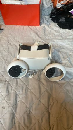 Meta Quest 2 virtual reality headset.  