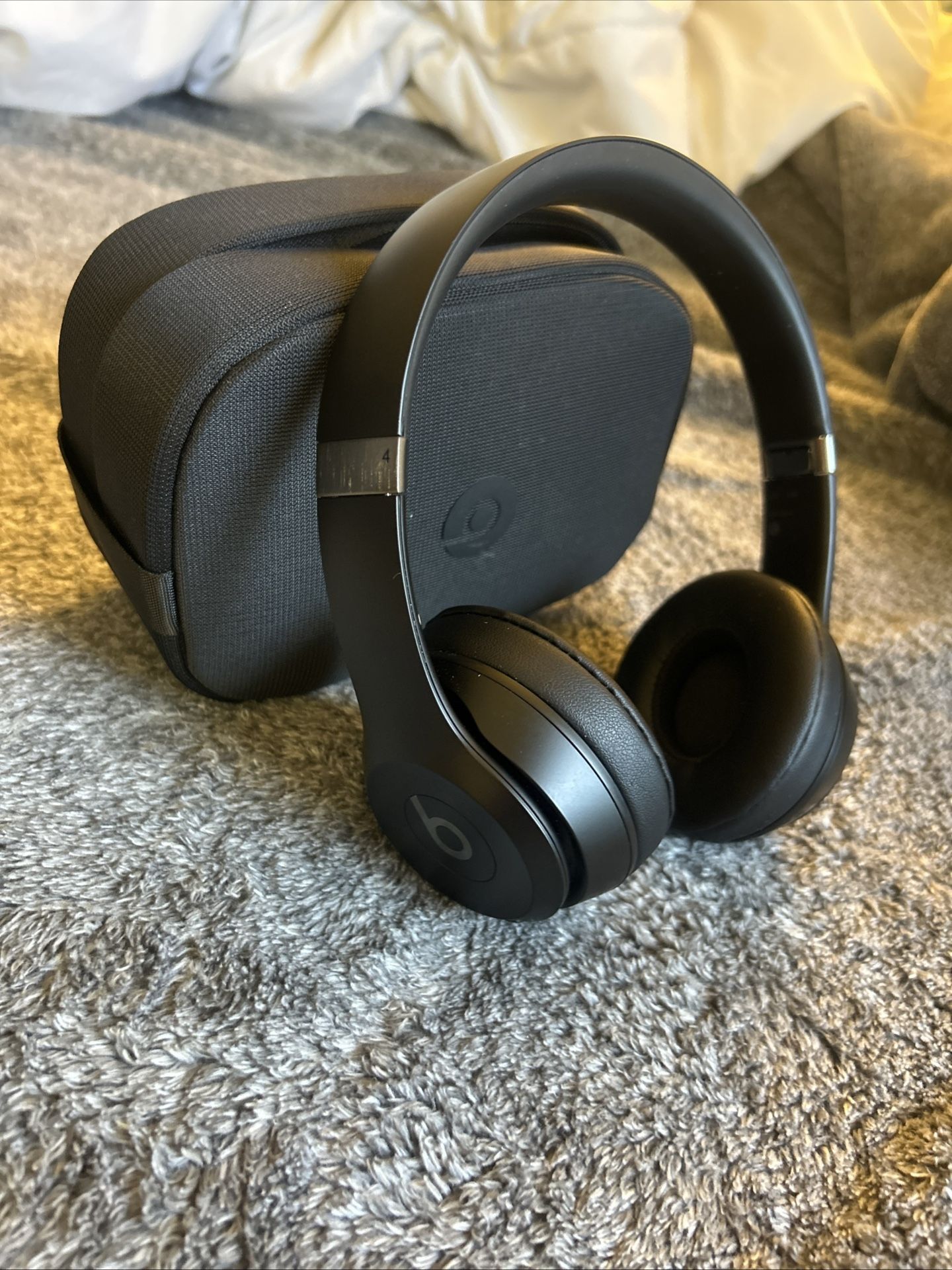  Beats Solo 4 Wireless On-Ear Headphones - Matte Black (Like New Condition)