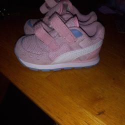 Girls Pumas Size 4