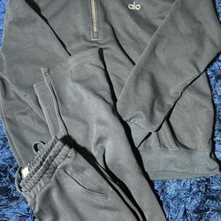 1:1 Navy blue Alo Set ( Medium): Accolade 1/4 zip pullover, Accolade Straight Leg Sweatpant