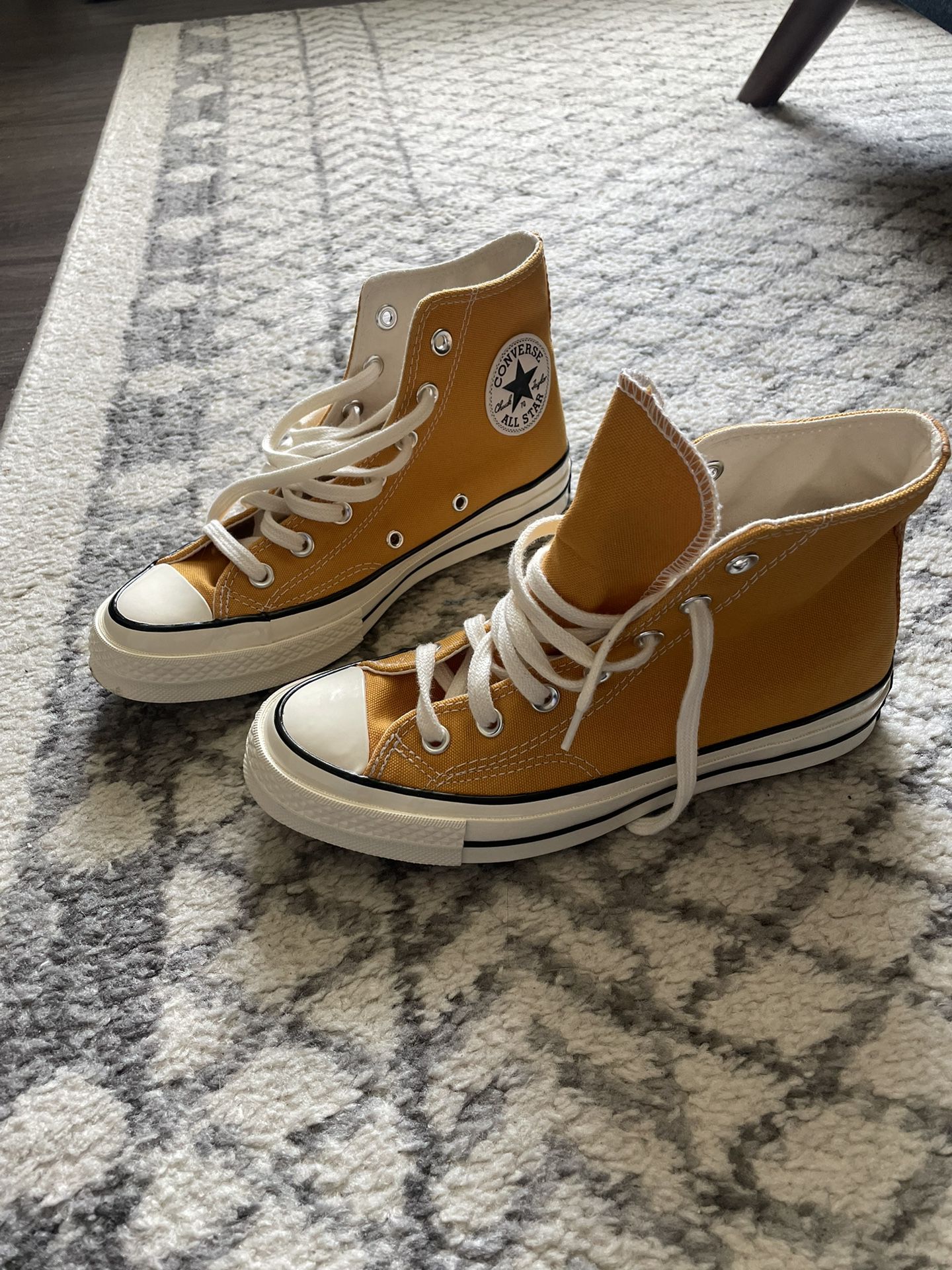 Womens High top Converse Shoes Size 7.
