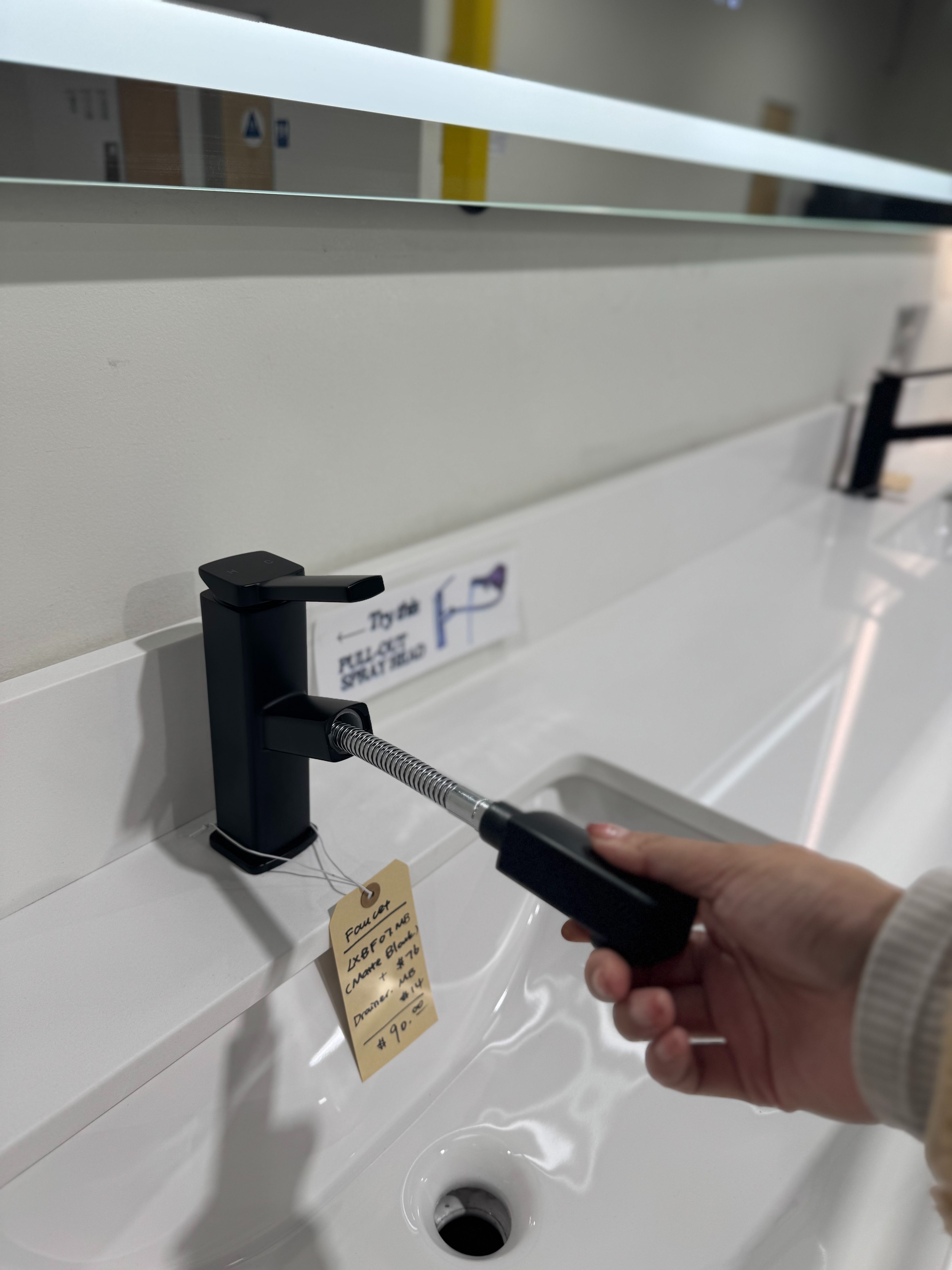 Warehouse Sale Low price better quality Bathroom Pull-out sprayer Single handle Faucet LXBF-07 Matte Black
