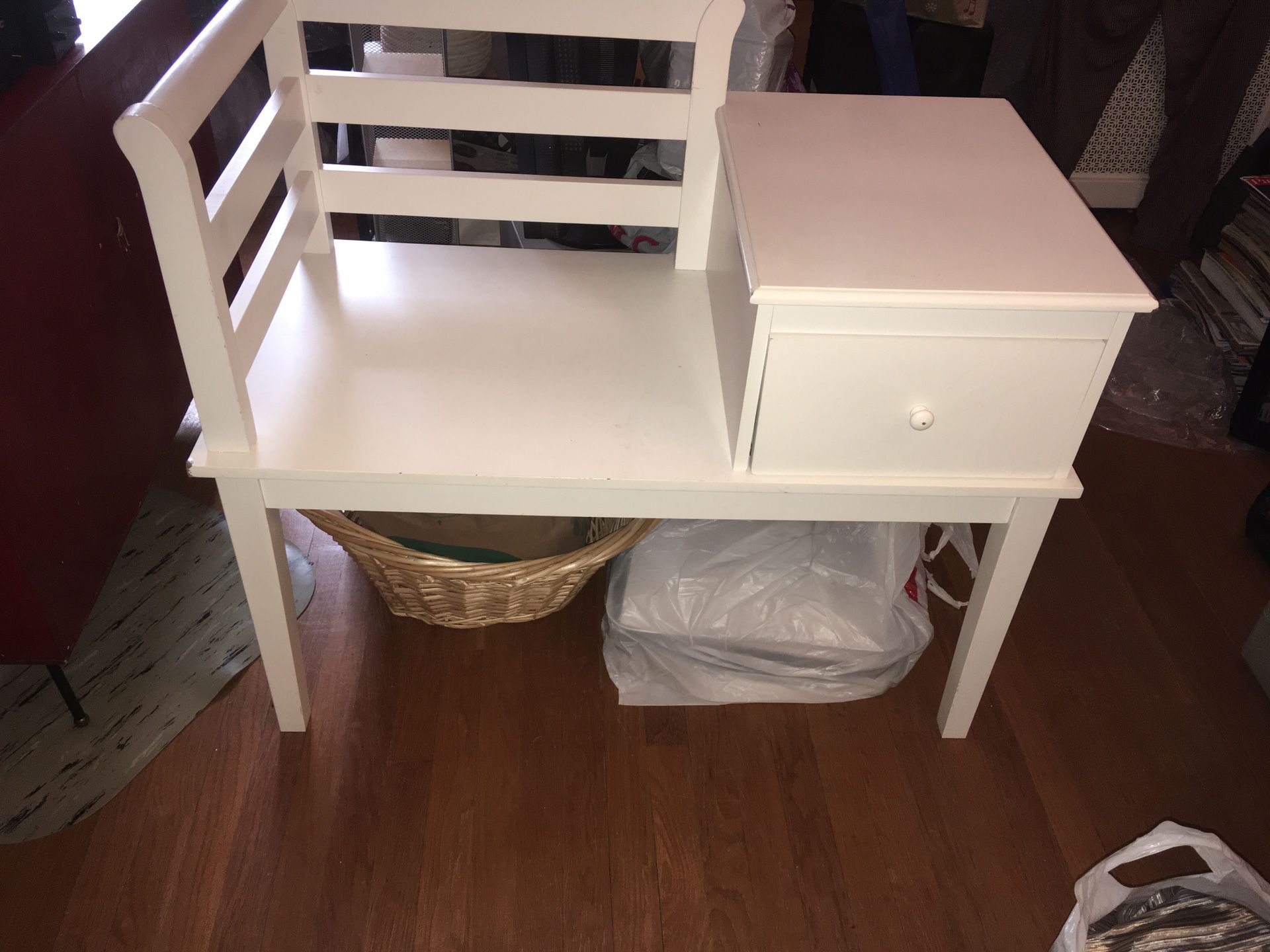 Draw stand with shelf all white
