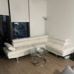 $500$ WHITE COUCH FOR SALE DOWNTOWN MIAMI AREA 