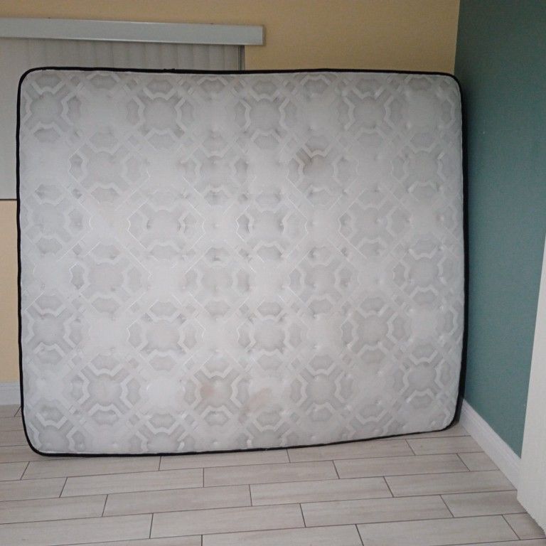 King Size Mattress Excellent Condition Sealy Premium