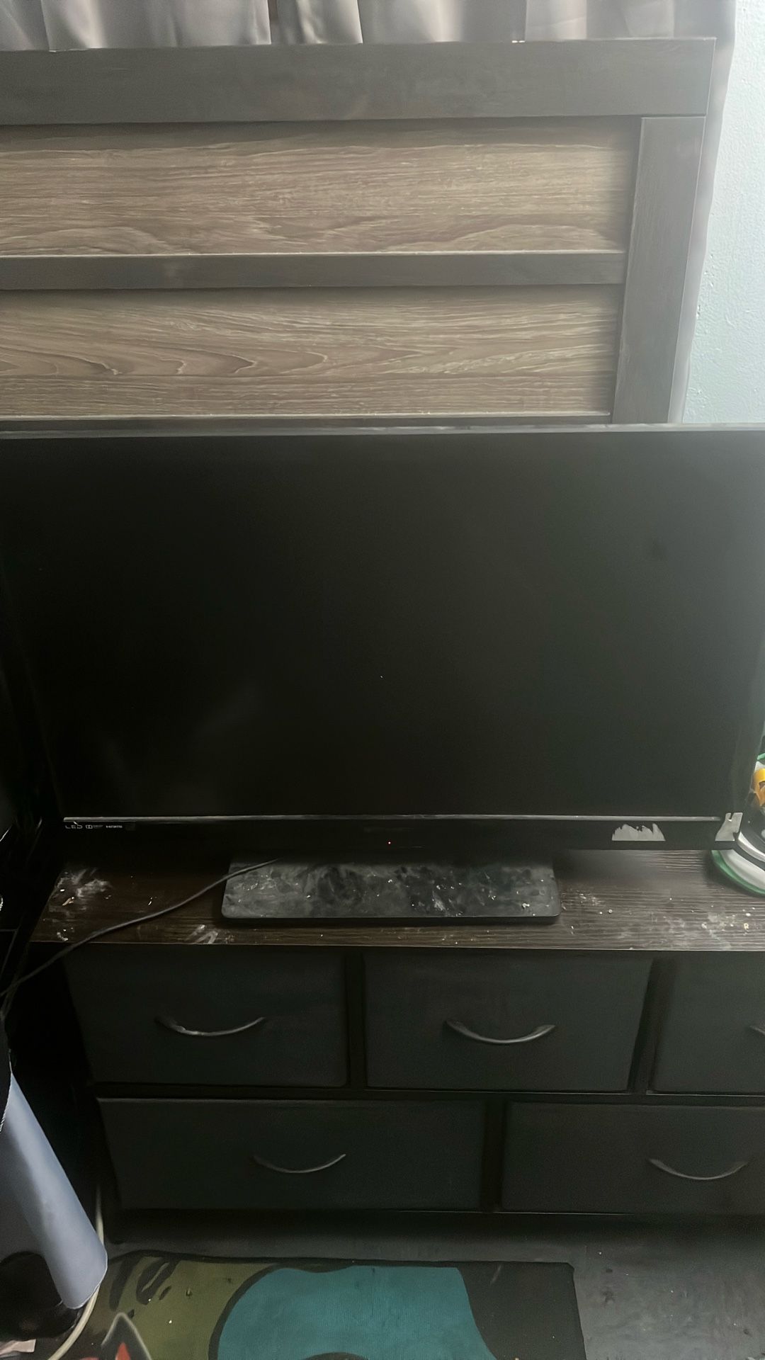 32’ Flatscreen TV