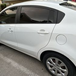 White Kia Rio 