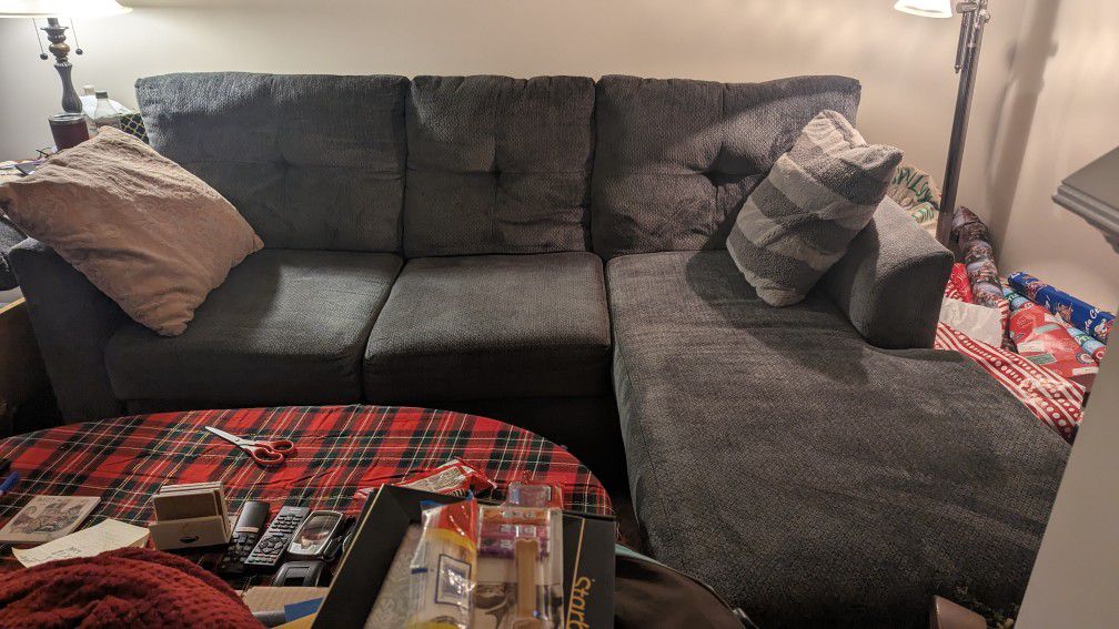 BEAUTIFUL GREY CHASE LOUNGE COUCH LIKE NEW MAKE OFFER