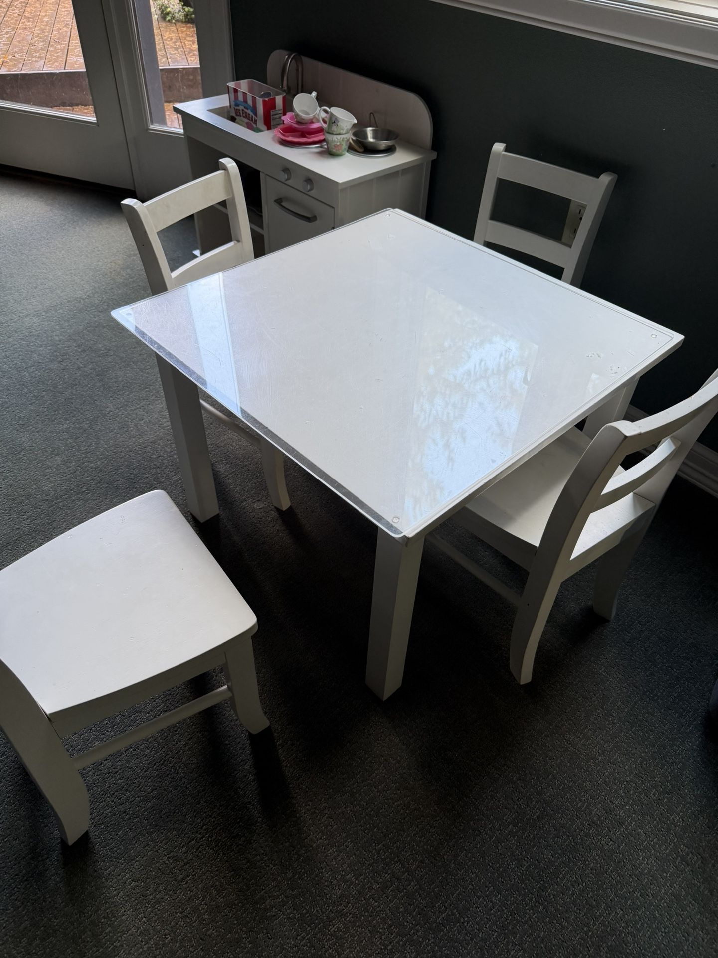 Pottery Barn Toddler Play Table With 4 Chairs