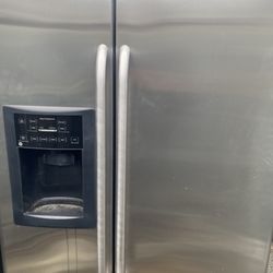 GE 2 Door Stainless Fridge 