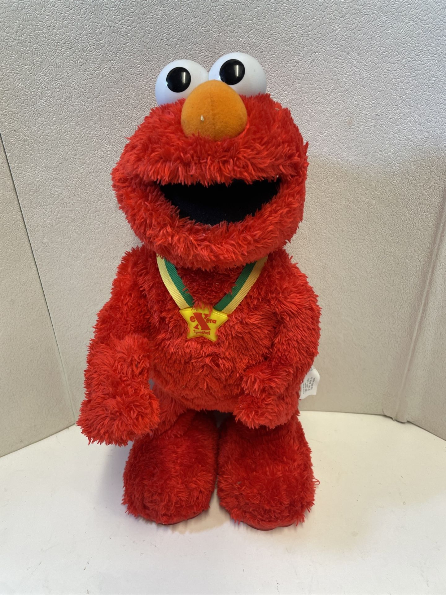 Fisher Price 2005 Tickle Me Elmo Sesame Street TMX Extra Special Edition 15"