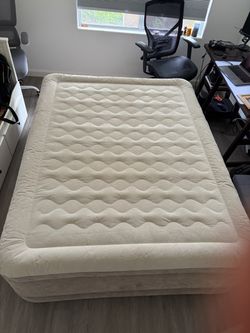 INTEX Dura-Beam Deluxe Queen Size Air Mattress with Built-in Pump