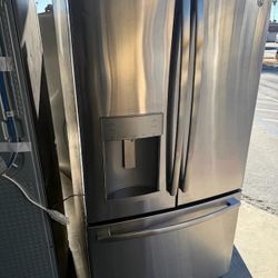 GE  Stainless Steel Refrigerator And Bottom Freezer 