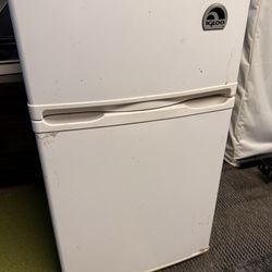 Igloo Mini Fridge / Freezer Combo