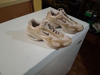 Women's nike air max muse Size 10  chalk metallic silver brand new