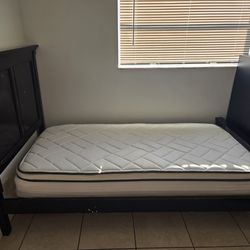 Twin beds w/ nightstand and 5 drawer chest