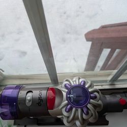 Dyson V8 vaccum