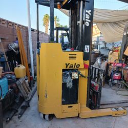 Yale Electric Stand-up Forklift 