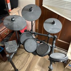 Alesis nitro 8 Piece Kit. 