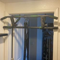 Pull Up Bar With Suspension Trainer