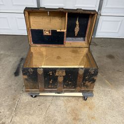 UNIQUE  VINTAGE TRAVELING CHEST/ TRUNK. $ 70.00 OR BEST OFFER. 