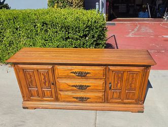 Wood Dresser Buffet with Carved Doors