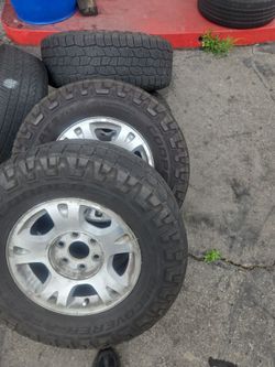 Set of four used Wheels and tires 285/70-17