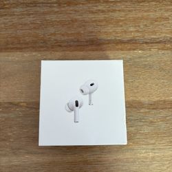 Apple AirPods (2nd Gen) with Charging Case – Great Condition 🔋🎧