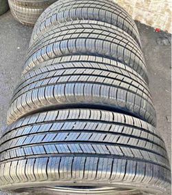 215/55/17 vendo un set de llantas marca Michelin con un 80% de vida las 4