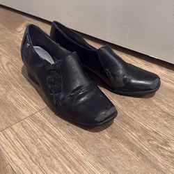 FREE Scuffed Size 8 Shoes - Rosslyn