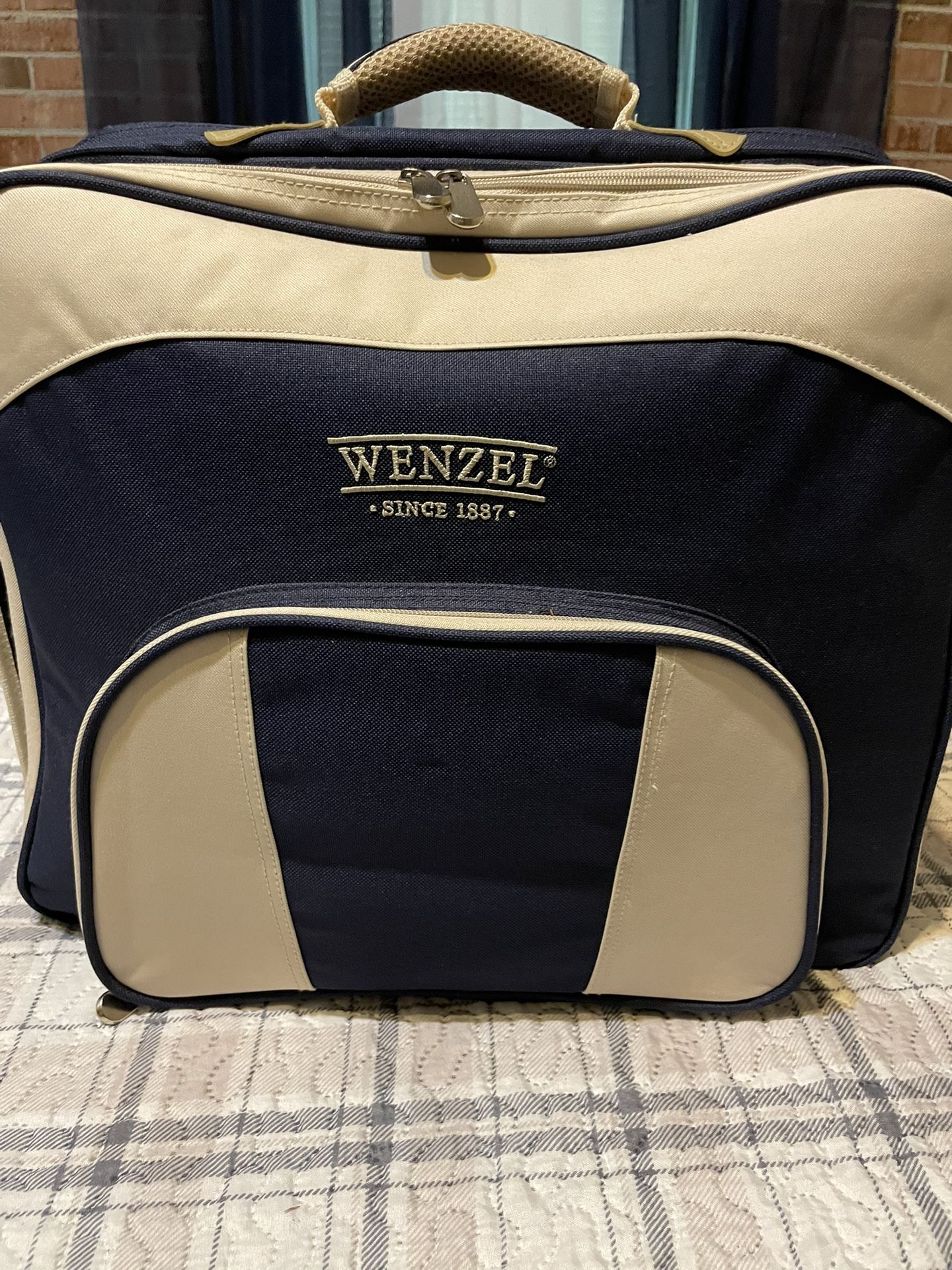 Wenzel Blue Tan Picnic Tote Bag With Plates Cups Etc 