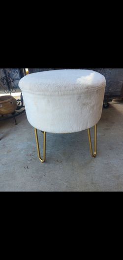 Round white Ottoman