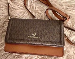 Woman Michael Kors  Crossbody Purse/wallet