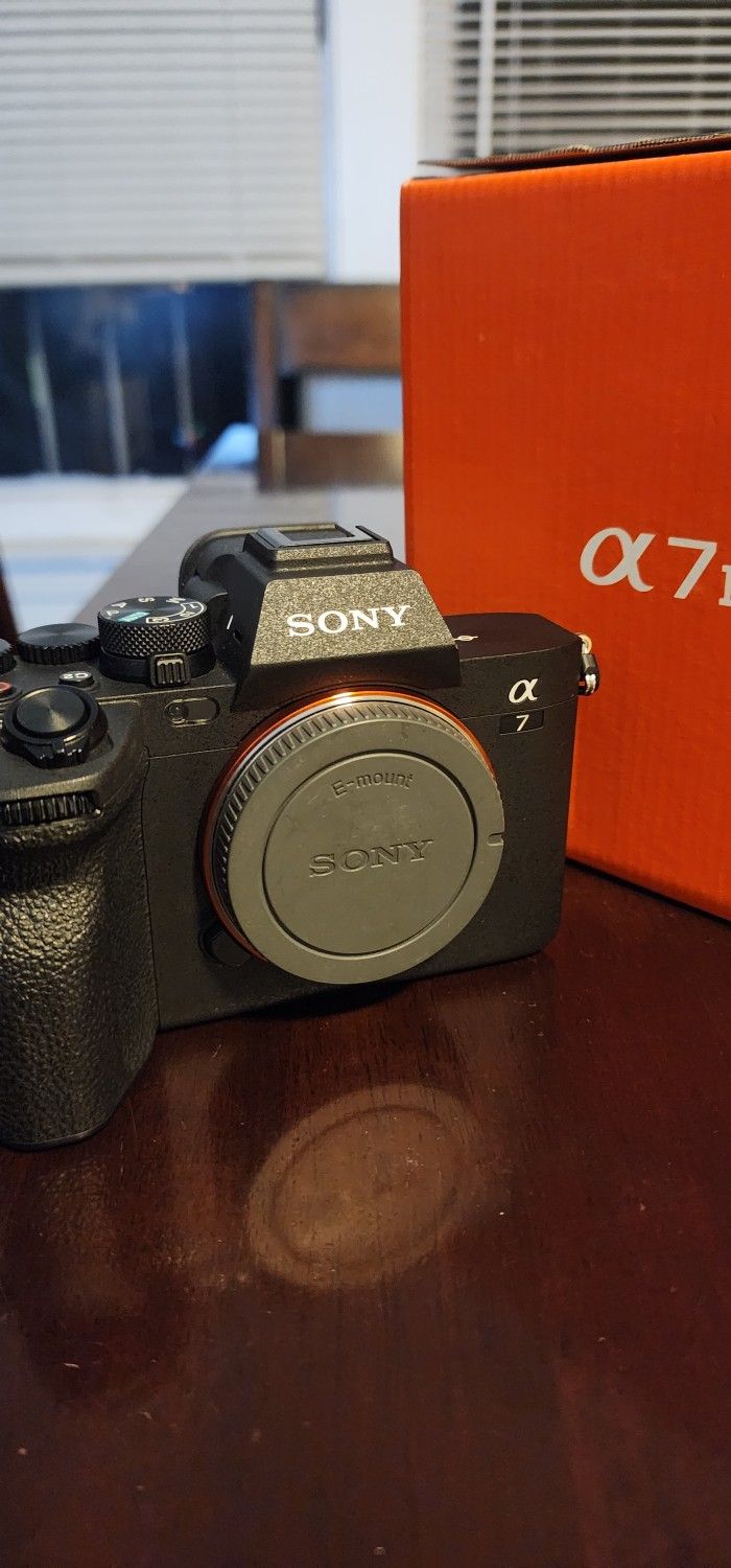 Sony a7 Iv with sony 85mm 1.8   low shutter count 933