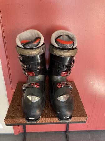 MEN'S SALOMON SIZE 13 SKI BOOTS - GOOD CONDITION